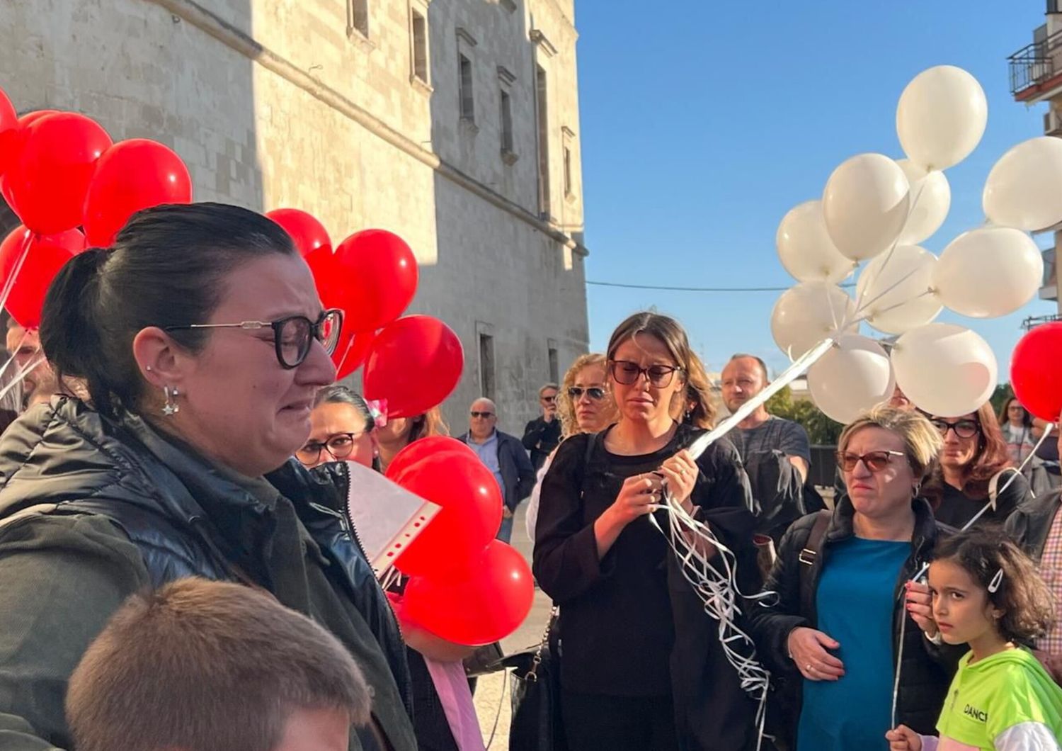 Palloncini bianchi e rossi fatti volare in cielo, così Gravina saluta la 60enne uccisa dal marito