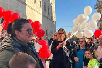 Palloncini bianchi e rossi fatti volare in cielo, così Gravina saluta la 60enne uccisa dal marito