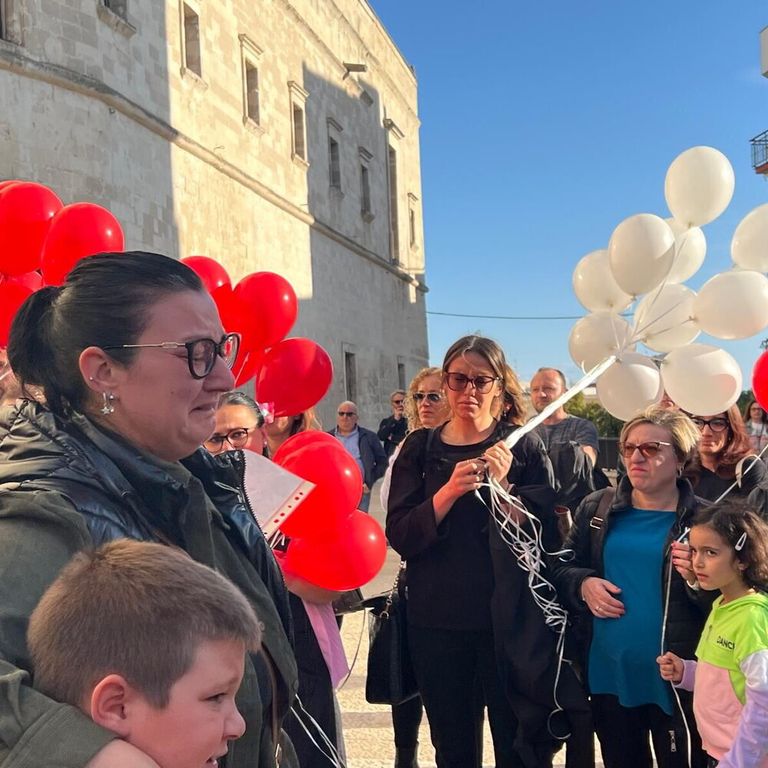 Palloncini bianchi e rossi fatti volare in cielo, così Gravina saluta la 60enne uccisa dal marito