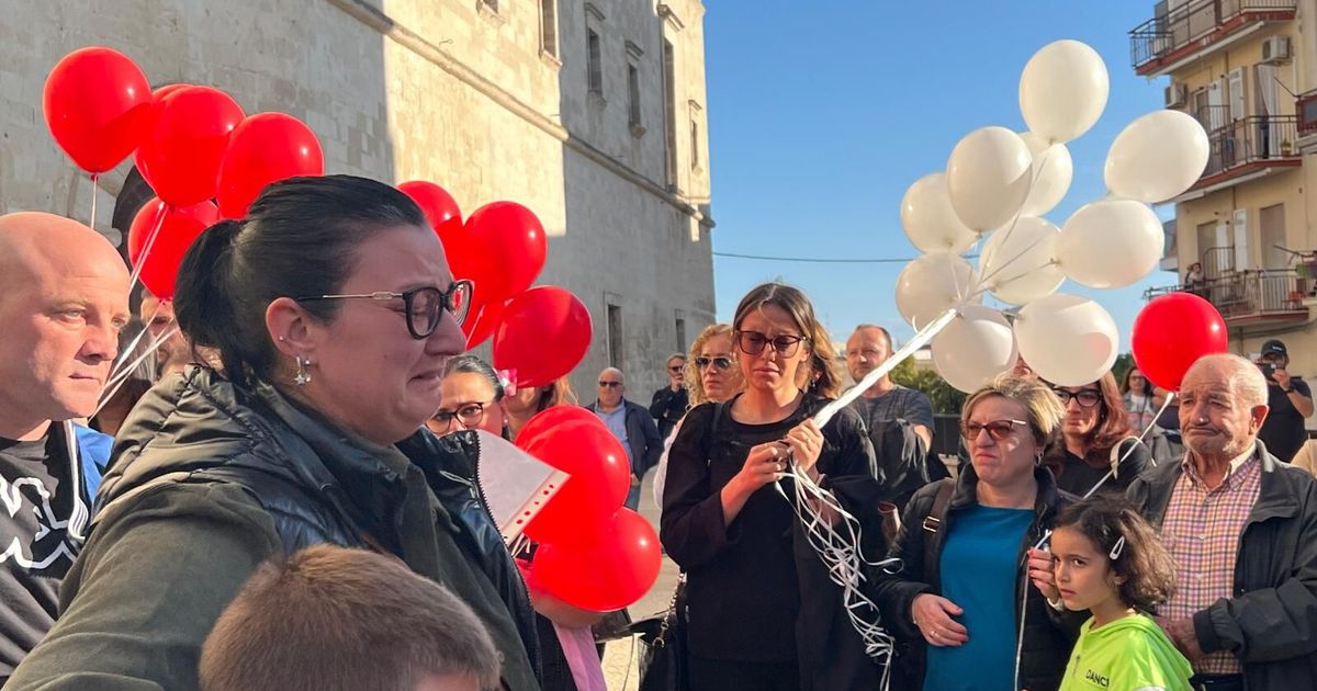 Palloncini bianchi e rossi fatti volare in cielo, così Gravina saluta la 60enne uccisa dal marito