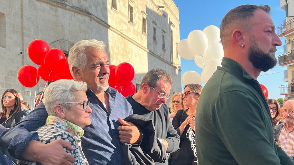 Palloncini bianchi e rossi fatti volare in cielo, così Gravina saluta la 60enne uccisa dal marito