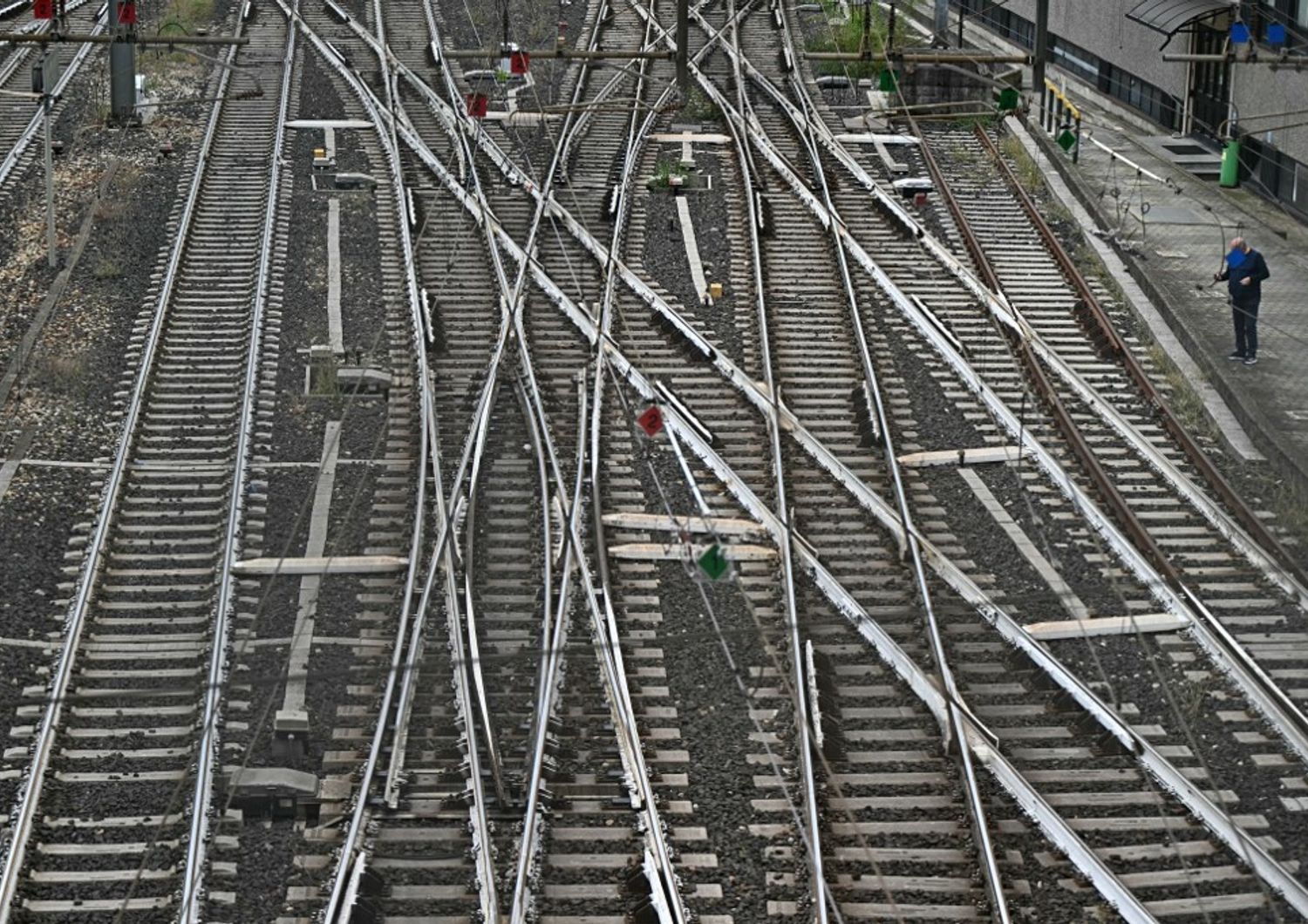 travolto treno milanese muore 38 anni