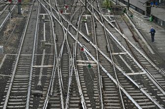 travolto treno milanese muore 38 anni