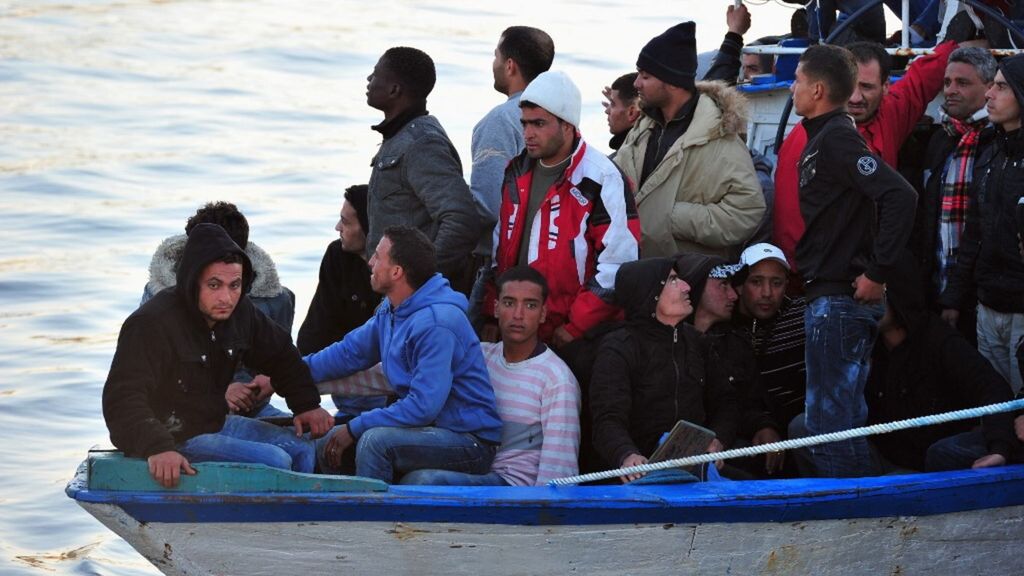Migranti in fuga dalle coste libiche durante la traversata del Mediterraneo