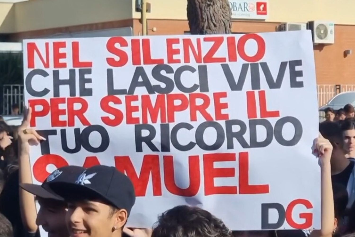 Studenti in corteo a Foggia per ricordare i tifosi morti nell'incidente stradale di Potenza