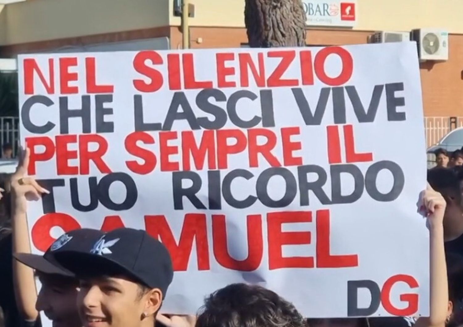 Studenti in corteo a Foggia per ricordare i tifosi morti nell'incidente stradale di Potenza