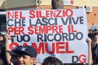 Studenti in corteo a Foggia per ricordare i tifosi morti nell'incidente stradale di Potenza