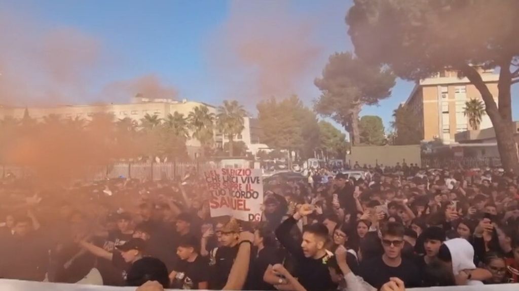 Studenti in corteo a Foggia per ricordare i tifosi morti nell'incidente stradale di Potenza