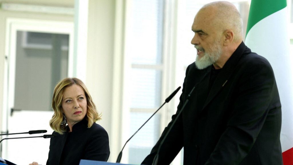 Le Premier ministre albanais Edi Rama  lors d'une conférence de presse avec son homologue italienne Giorgia Meloni