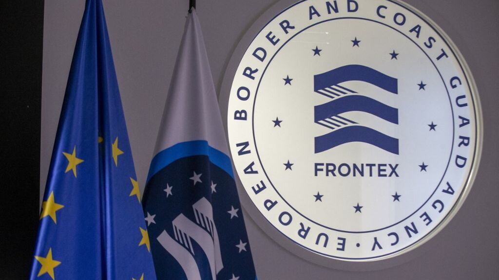 Drapeau et logo de l'Agence européenne Frontex