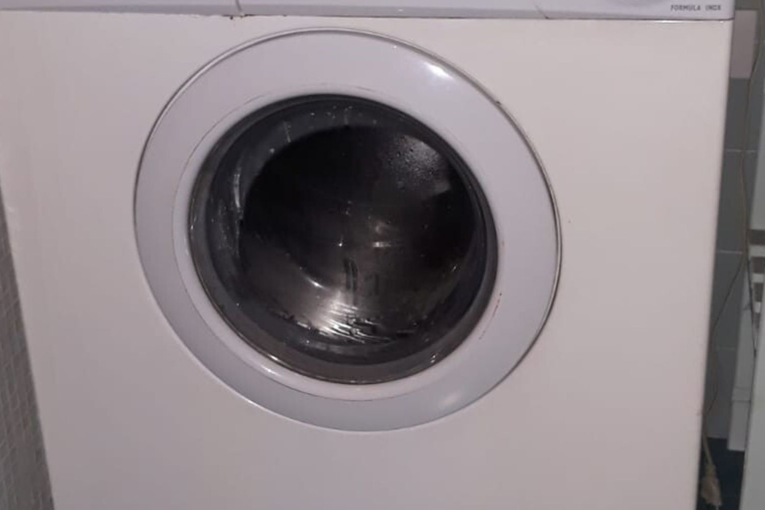 Muore schiacciato da una lavatrice che stava spostando con un amico