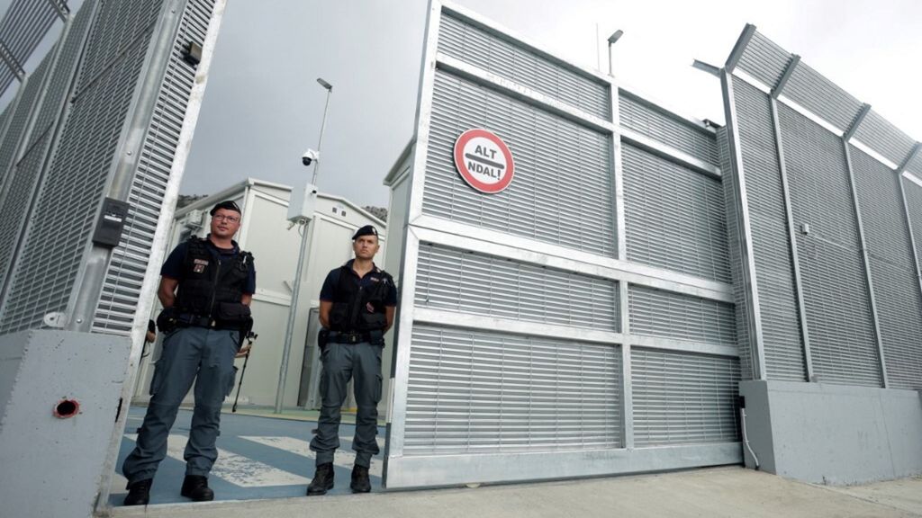 Des policiers italiens à l'entrée du nouveau centre pour migrants de Shengjin, en Albanie