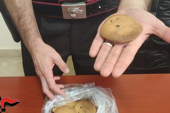 Offre alla madre biscotti stupefacenti, arrestato diciassettenne