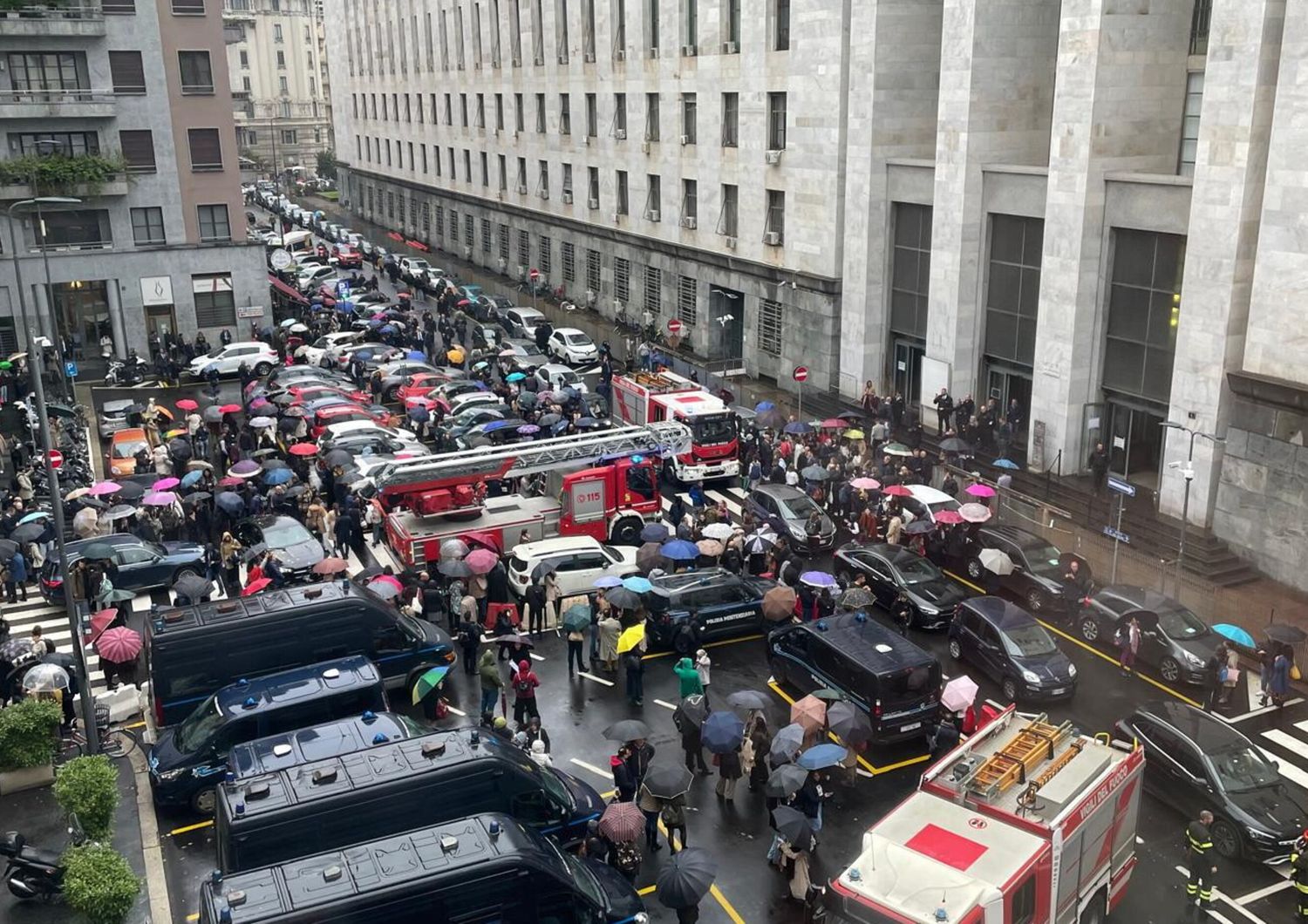 Incendio al tribunale di Milano, 500 evacuati