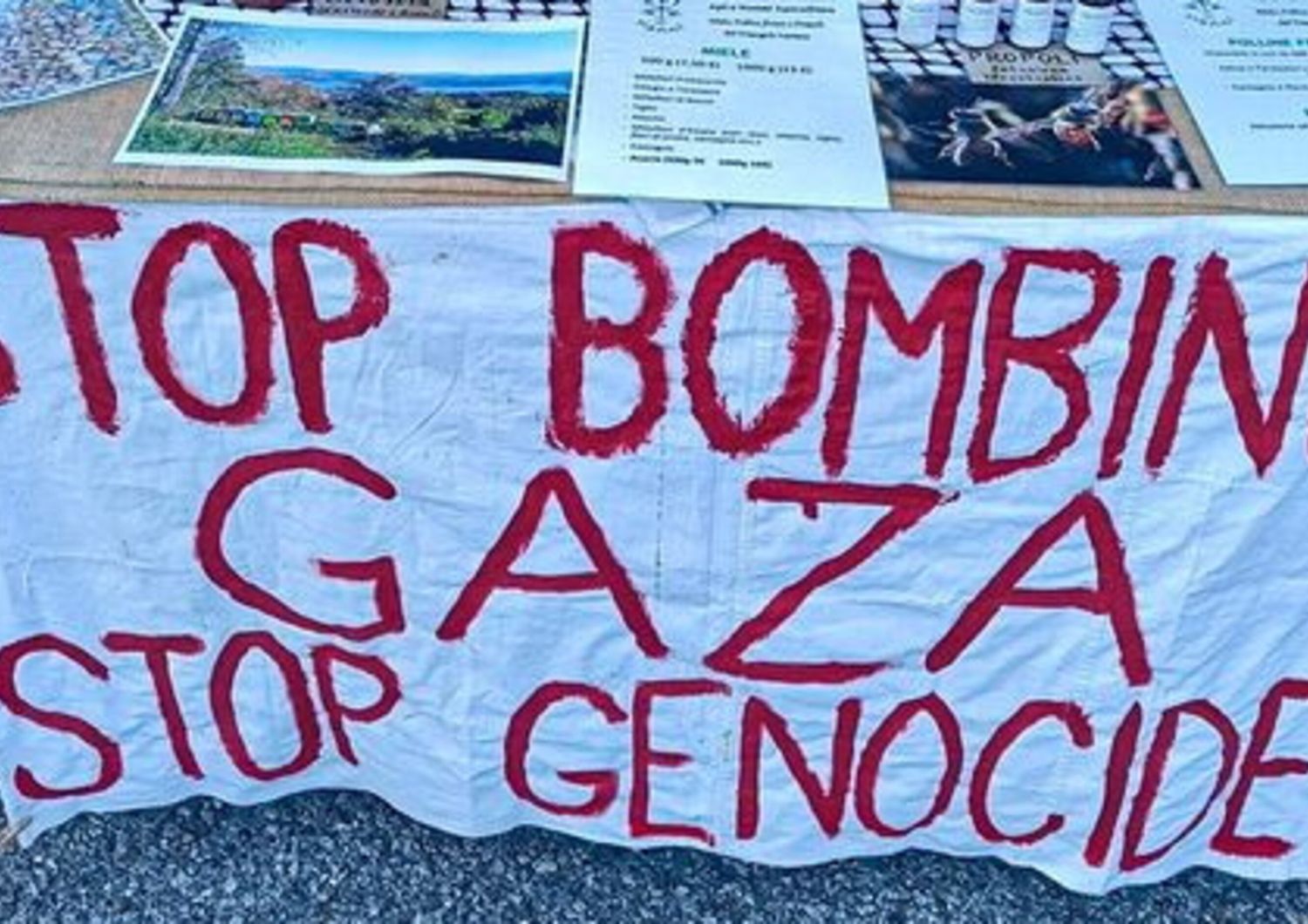 striscione Stop Bombing Gaza multato