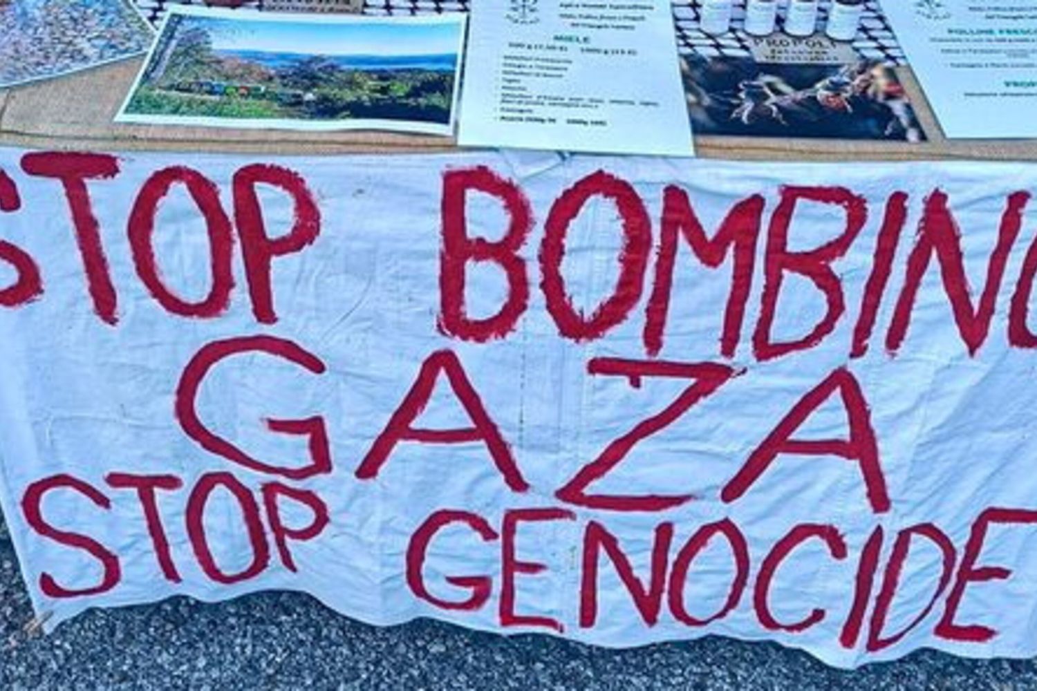 striscione Stop Bombing Gaza multato