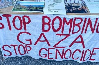 striscione Stop Bombing Gaza multato