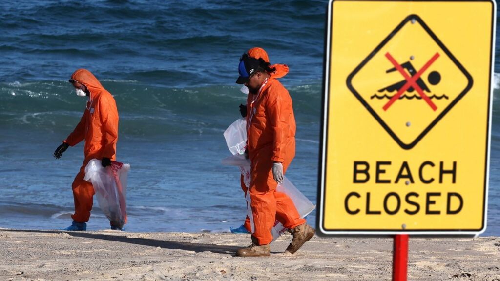 Palle nere misteriose in una spiaggia australiana