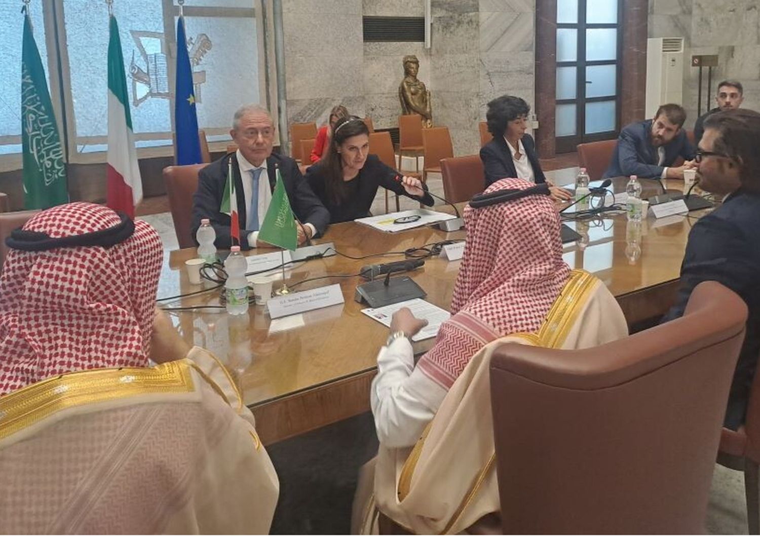 Rencontre à Rome entre le ministre saoudien de l'Industrie et des Ressources minérales, Bandar Ibrahim Alkhorayef et le ministre de l'Entreprise et du Made in Italy, Adolfo Urso