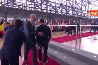 Giorgia Meloni e il premier irlandese Taoiseach ridono tra loro arrivando al Consiglio Ue