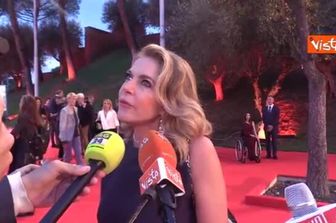 Claudia Gerini sul red carpet di US Palmese: "Il calcio è una metafora per il riscatto sociale"