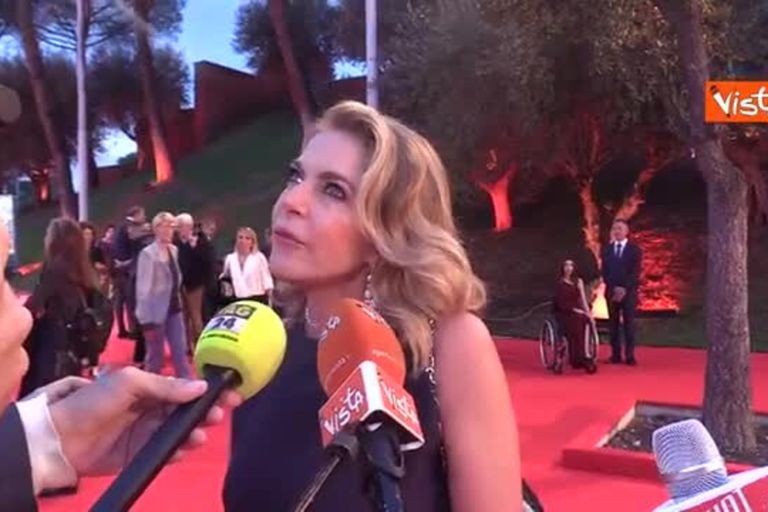 Claudia Gerini sul red carpet di US Palmese: "Il calcio è una metafora per il riscatto sociale"