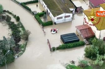 Maltempo Toscana, le operazioni di soccorso con i gommoni a Castelfiorentino viste dall'alto