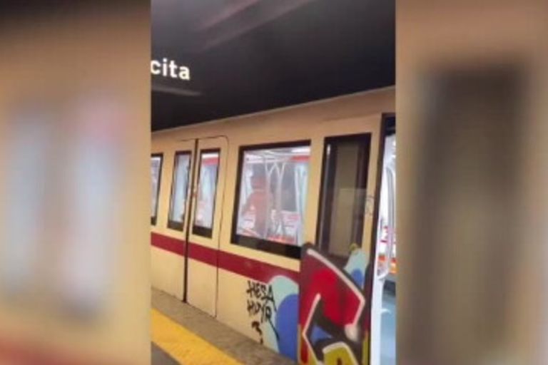 sfonda calci porta metro paura roma