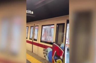 sfonda calci porta metro roma pa