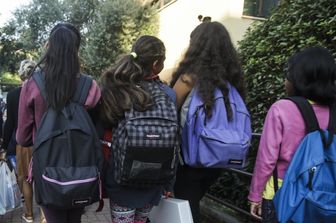 Ragazze entrano a scuola a Roma