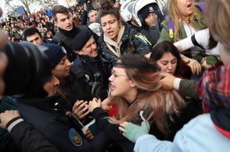 Protesta contro i femminicidi a Istanbul