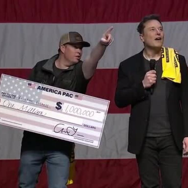 Musk dona 1 milione di dollari ogni sera a un elettore di Trump. Ecco la consegna a Pittsburgh