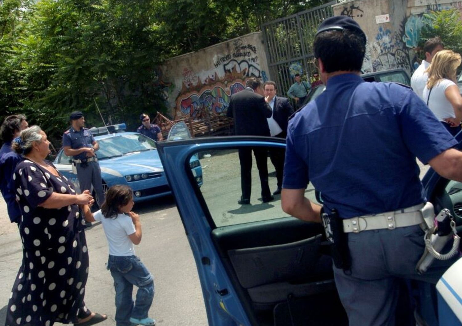 Polizia in un campo rom a Roma