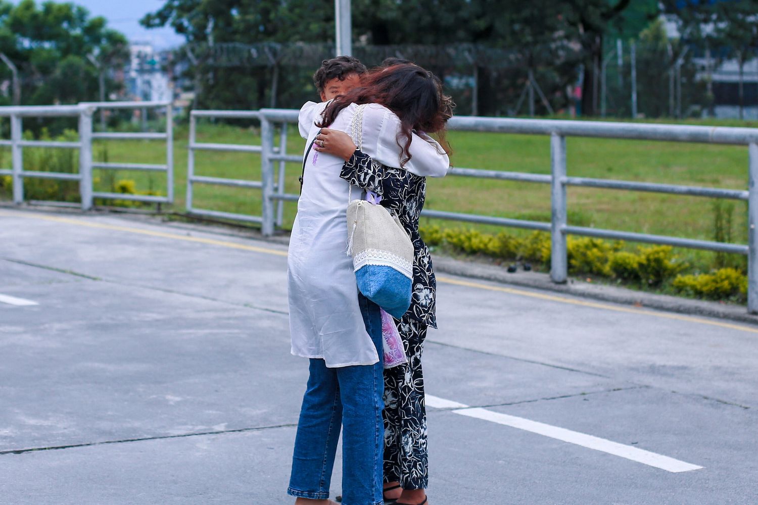 Stretta sugli abbracci in Nuova Zelanda