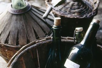 Lite in famiglia per una damigiana di vino