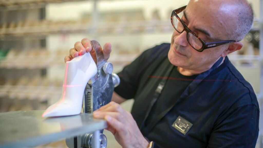 Technicien de moulage d'une usine de chaussures italienne