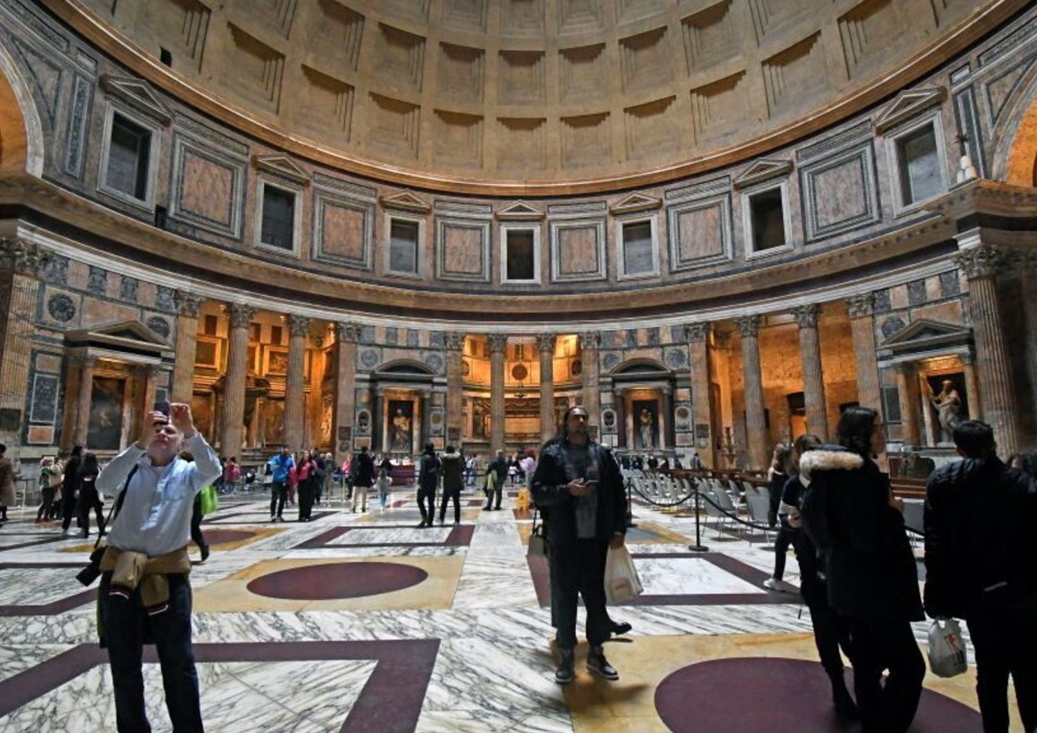 Turisti in vista al Pantheon