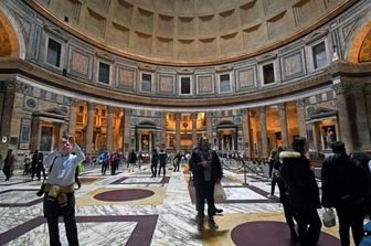 Turisti in vista al Pantheon