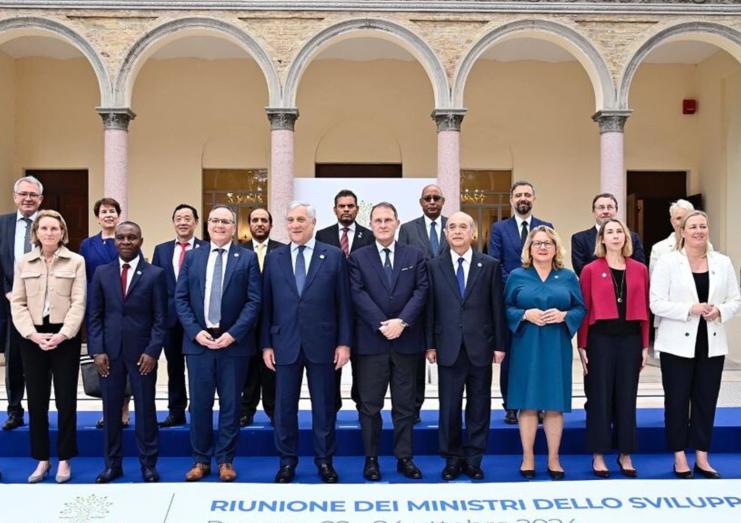 Photo de groupe au G7 Développement à Pescara, sous présidence italienne