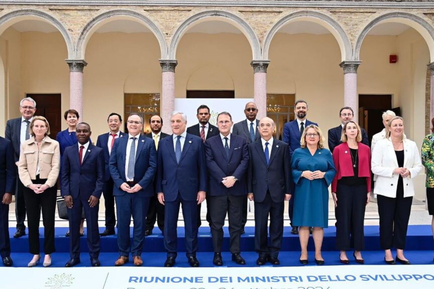 Photo de groupe au G7 Développement à Pescara, sous présidence italienne