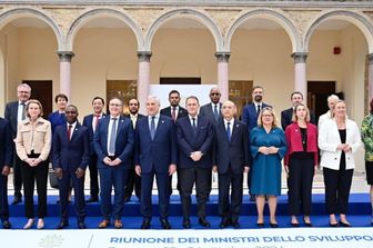 Photo de groupe au G7 Développement à Pescara, sous présidence italienne