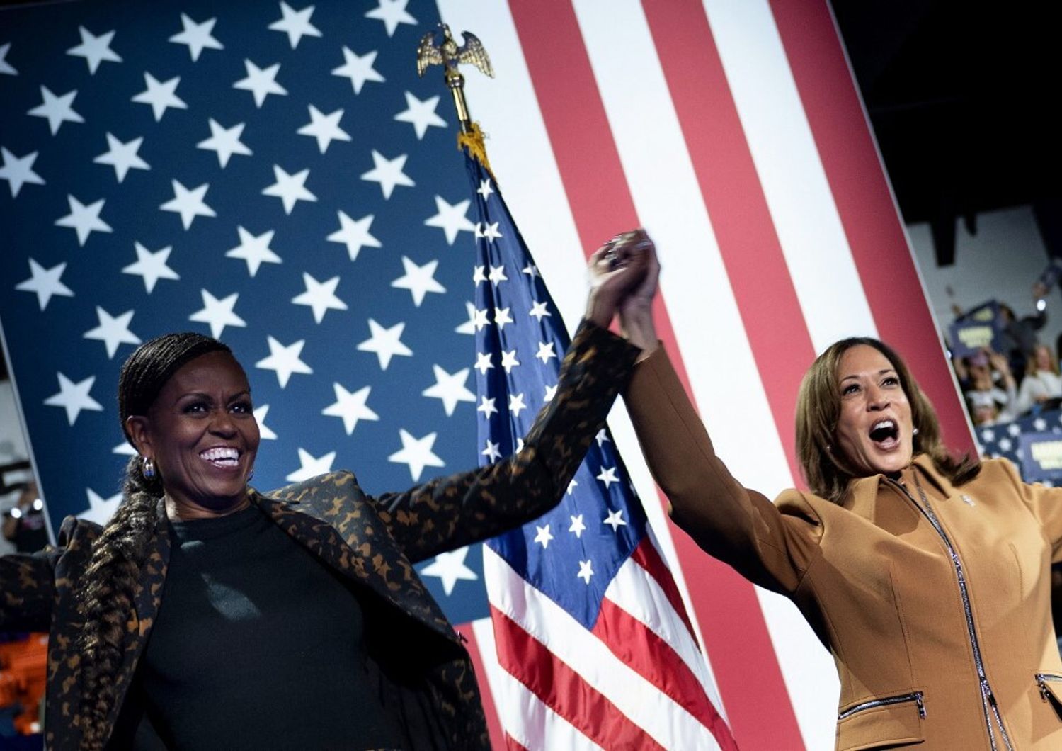 La vicepresidente degli Stati Uniti e candidata democratica alla presidenza Kamala Harris fa campagna con l'ex first lady degli Stati Uniti Michelle Obama