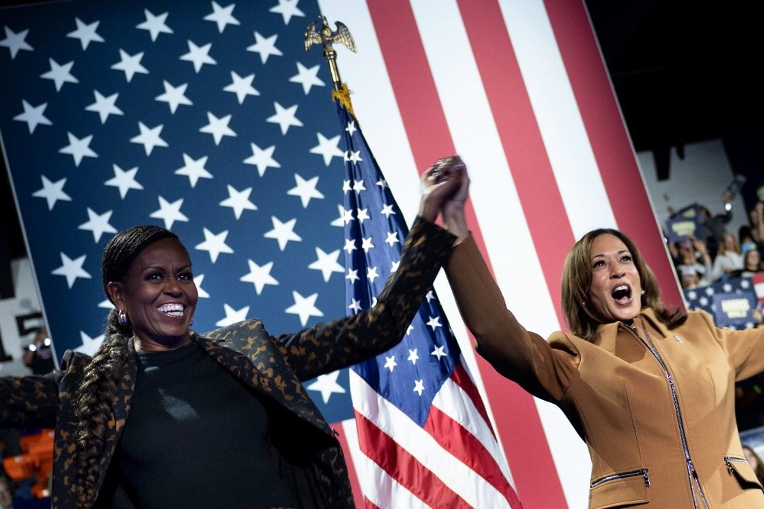 La vicepresidente degli Stati Uniti e candidata democratica alla presidenza Kamala Harris fa campagna con l'ex first lady degli Stati Uniti Michelle Obama