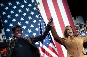 La vicepresidente degli Stati Uniti e candidata democratica alla presidenza Kamala Harris fa campagna con l'ex first lady degli Stati Uniti Michelle Obama