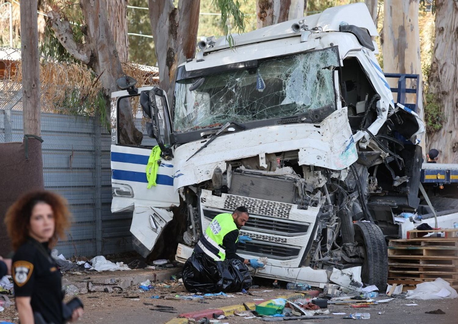 I soccorritori israeliani puliscono il sito dopo che un autista ha speronato il suo camion contro una folla di persone a una fermata dell'autobus a, a nord di Tel Aviv