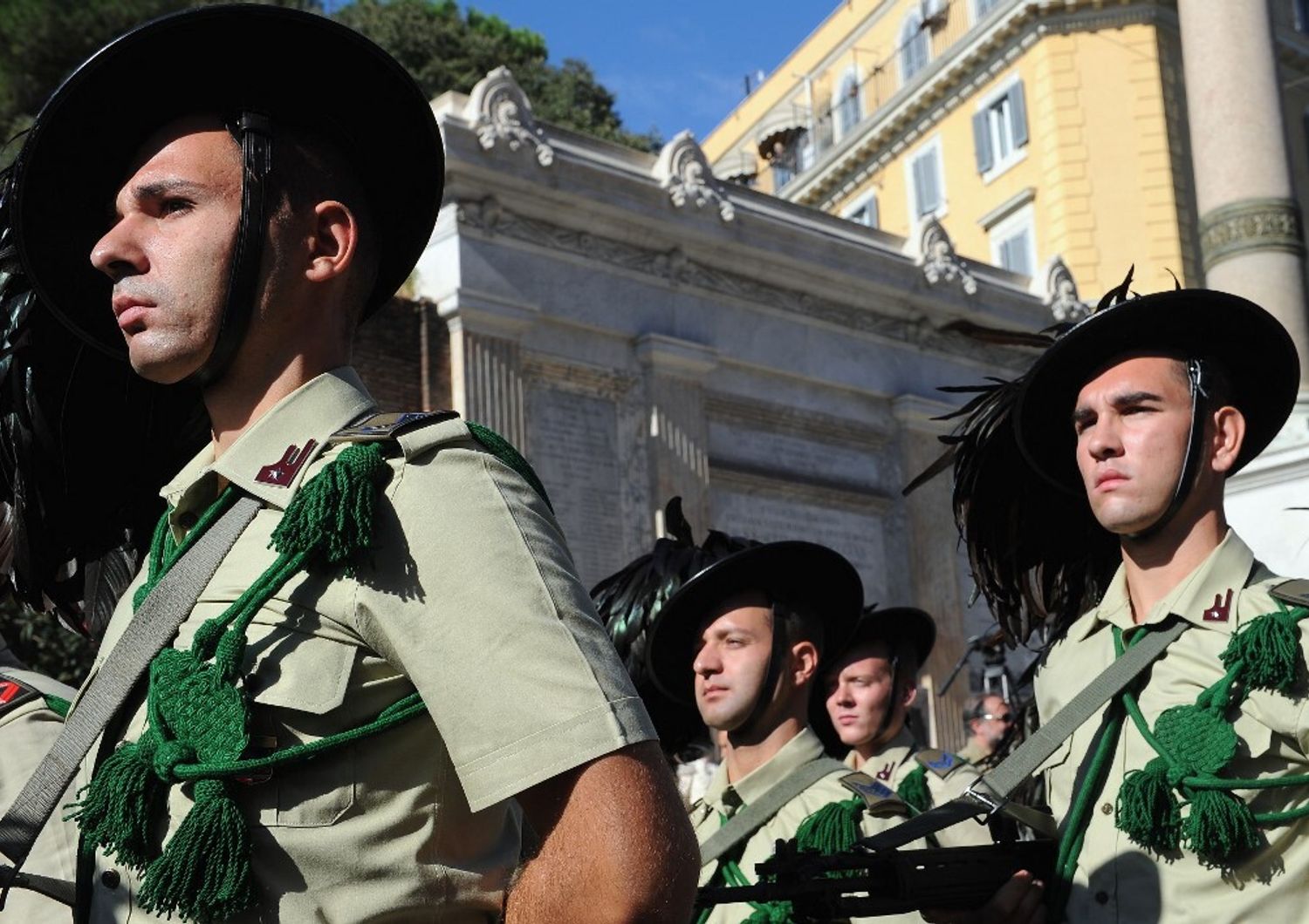 lampedusa aggrediti tre bersaglieri