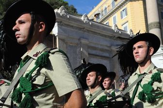 lampedusa aggrediti tre bersaglieri