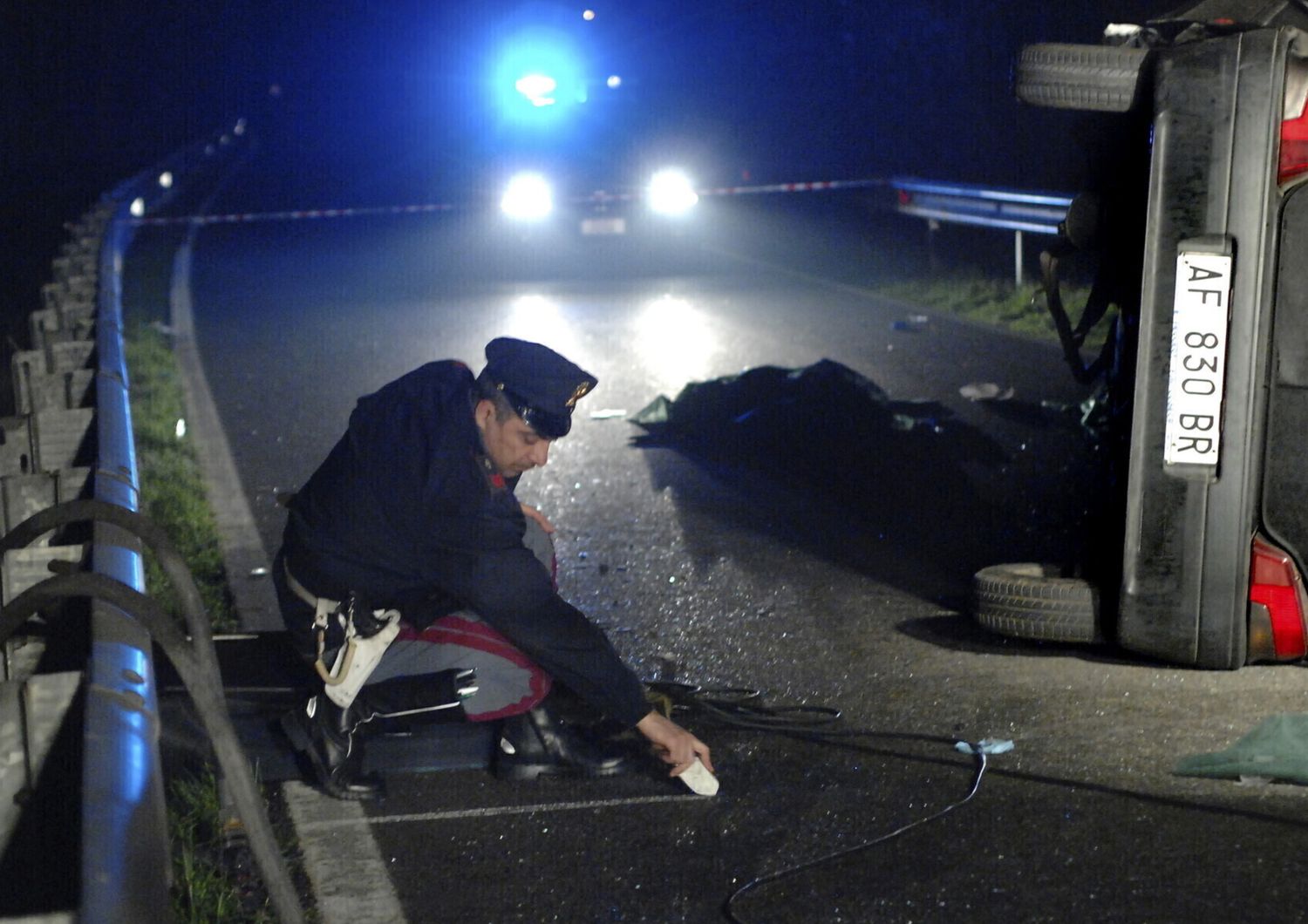 Autocarro fuori strada nel Foggiano, due morti