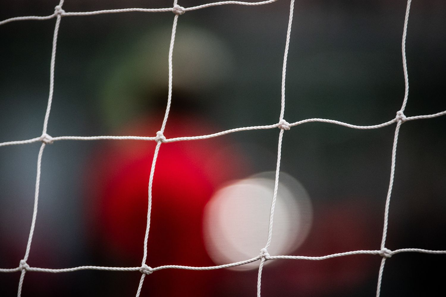 Gli cade porta di calcetto addosso, grave bambino