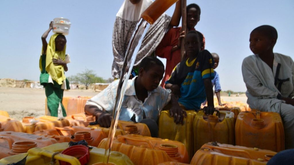 Au Tchad, les réfugiés attendent l'aide de la Croix-Rouge